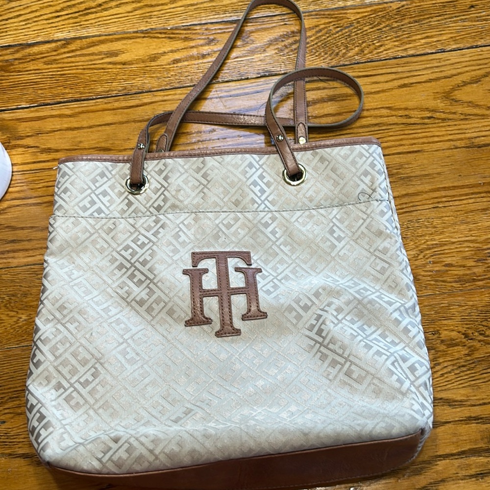 Tommy Hilfiger canvas logo tote bag. Shoulder bag style. Faux leather details.